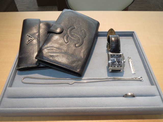 シャネルキャビアスキン長財布　A01429　プラダ　二つ折り財布　メンズ腕時計　ハミルトントレントクォーツH304120